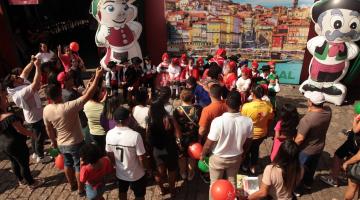 pessoas na frente de palco #paratodosverem