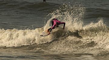 surfista faz manobra em onda #paratodosverem