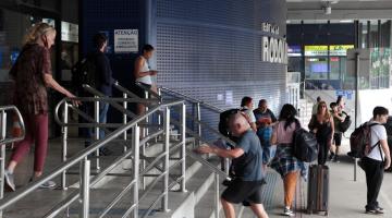 movimento de pessoas entrando na rodoviária por escada. #paratodosverem 