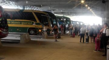 ônibus parados em baias na rodoviária. #paratodosverem 