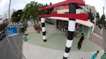 vista geral de praça recém-revitalizada. #paratodosverem 