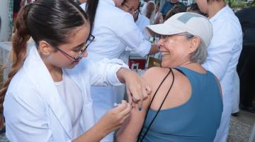 enfermeira vacinando uma idosa #paratodosverem