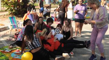 pessoas caídas brincando e rindo #paratodosverem