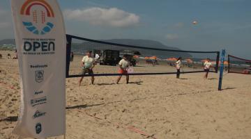 atletas jogando na quadra de beach tennis #paratodosverem