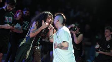 guitarrista e vocalista se apresentam #paratodosverem