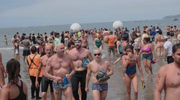 pessoas com toca saindo do mar #paratodosverem