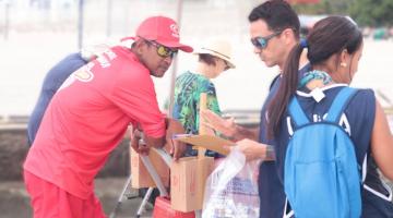 Campanha de saúde bucal em Santos atende mais de 100 ambulantes na orla