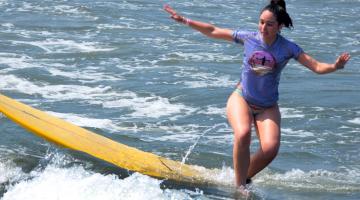 Mulher surfando #paratodosverem