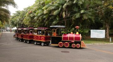 trem passa por jardim #paratodosverem