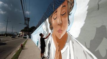 Arte nas paredes leva paz e reflexão para cemitério municipal em Santos