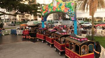 trem decorado com pessoas dentro #paratodosverem