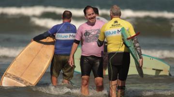 Surfistas comemoram 32 anos da Escola Radical de Santos e transformação em suas vidas