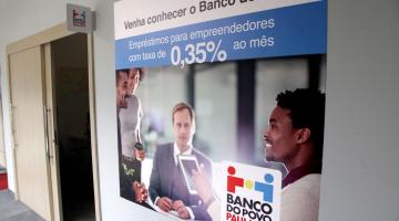 cartaz do banco do povo em entrada de sala #paratodosverem