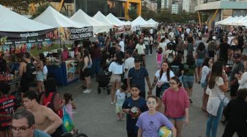 #paratodosverem pessoas andando entre barracas em evento