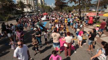 multidão aproveita manhã na avenida da praia #paratodosverem