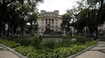 a fachada da prefeitura com detalhes da praça mauá em primeiro plano. #paratodosverem 
