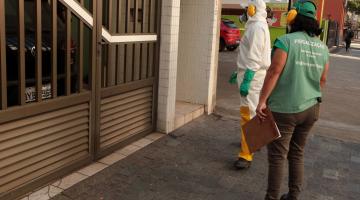 agente da dengue com equipamento de nebulização e outra agente. #paratodosverem