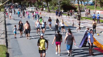 #paratodosverem pessoas andando em avenida