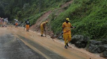 Santos concentra serviços nas ruas para minimizar impactos de fortes chuvas