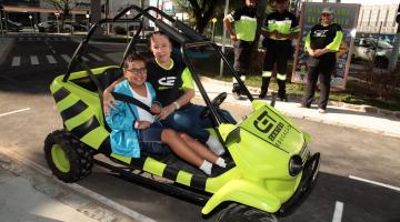 Professora abraça aluno em minibugue #paratodosverem 