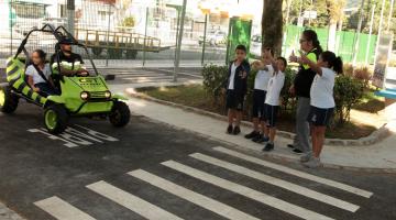 crianças fazem sinal de trânsito na Minicidade. #paratodosverem
