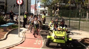 minibuggie e biciclata em minicidade do trânsito. #paratodosverem