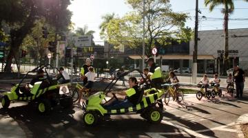 crianças em minibuggies e atravessando faixa de pedestre. #paratodosverem