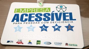 placa onde se lê empresa acessível para pessoas com deficiência. #paratodosverem 