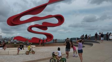 vista geral do quebra-mar com monumento de tomie ohtake. #paratodosverem