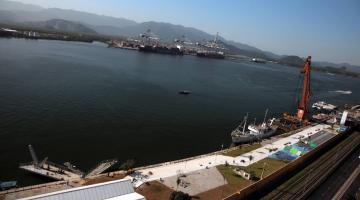 o porto de Santos com a margem direita (Santos) em primeiro plano e a esquerda ao fundo. #santos