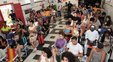 público assiste a palestra #paratodosverem 