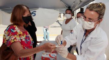 Ação em policlínica de Santos orienta munícipes sobre diabetes 