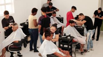 alunos treinam corte de cabe em modelos. #paratodosverem
