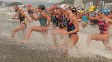 mulheres entrando na água para prova #paratodosverem 