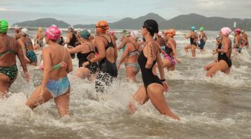 nadadoras entrando no mar #paratodosverem 
