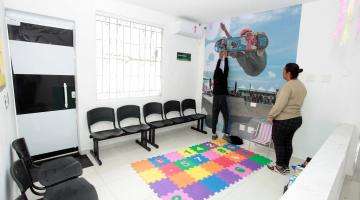 mãe e filho em sala do caps #paratodosverem 