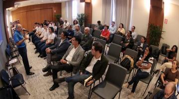 homem fala para plateia em auditório. #paratodosverem 