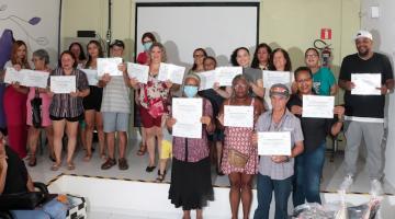 formandos posam para foto segurando os respectivos certificados. #paratodosverem