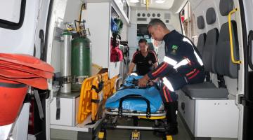 interior de uma ambulância com dois integrantes do samu. #paratodosverem