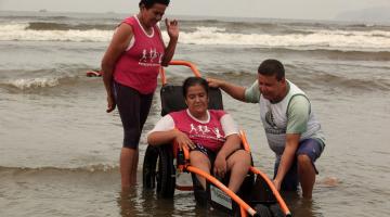 Programa Praia Acessível participa de evento no emissário