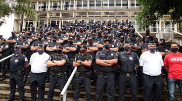 guardas posam para foto em escadaria na frente do teatro #paratodosverem