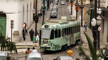 O bonde circulando em rua do Centro. #Pracegover