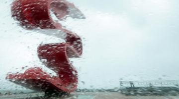 o monumento de tomie ohtake sob chuva e vento. #paratodosverem 