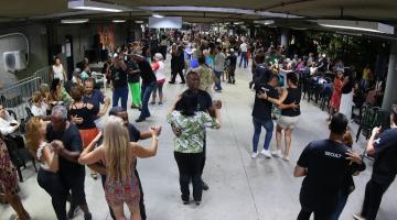 pessoas dançando no municipal #paratodosverem