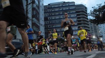 pessoas correndo na rua #paratodosverem
