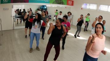 mulheres fazendo aula #paratodosverem
