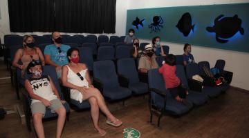 pessoas sentadas no auditorio do aquário #paratodosverem