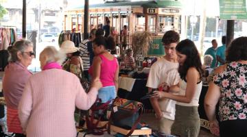 pessoas olhando produtos em feira #paratodosverem 