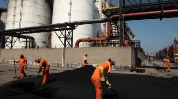 Operação especial recupera asfalto em vias da Alemoa, em Santos
