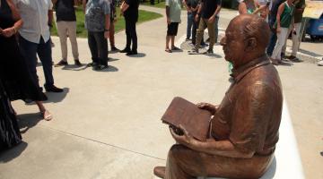 Novo Quebra-Mar em Santos ganha escultura em homenagem a empresário da Comunicação